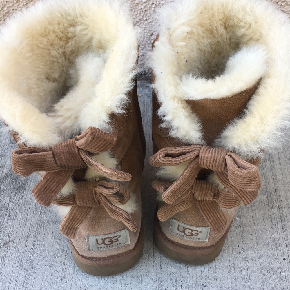 Ugg corduroy bow 🍓💕Sz 8